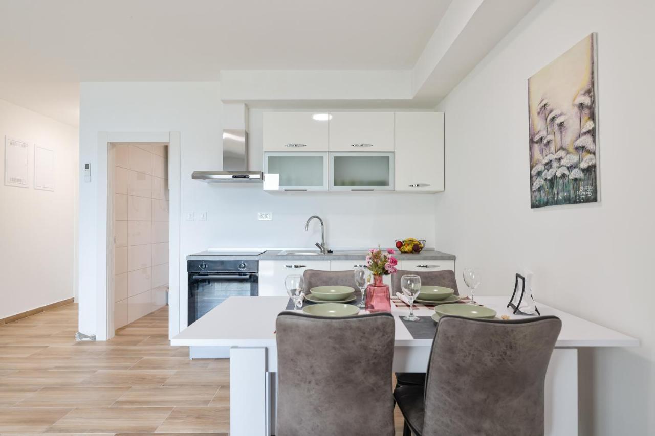 Beachfront Apartments Tic With Seaview Miletici Bagian luar foto