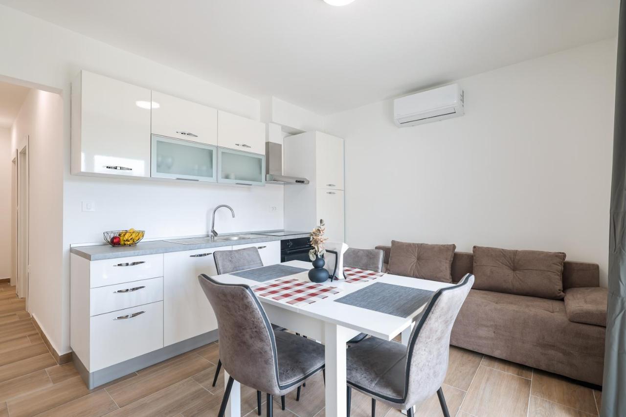 Beachfront Apartments Tic With Seaview Miletici Bagian luar foto